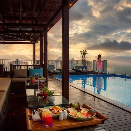 Cozy Savvy Boutique Hotel Hoi An Bagian luar foto The pool at the hotel