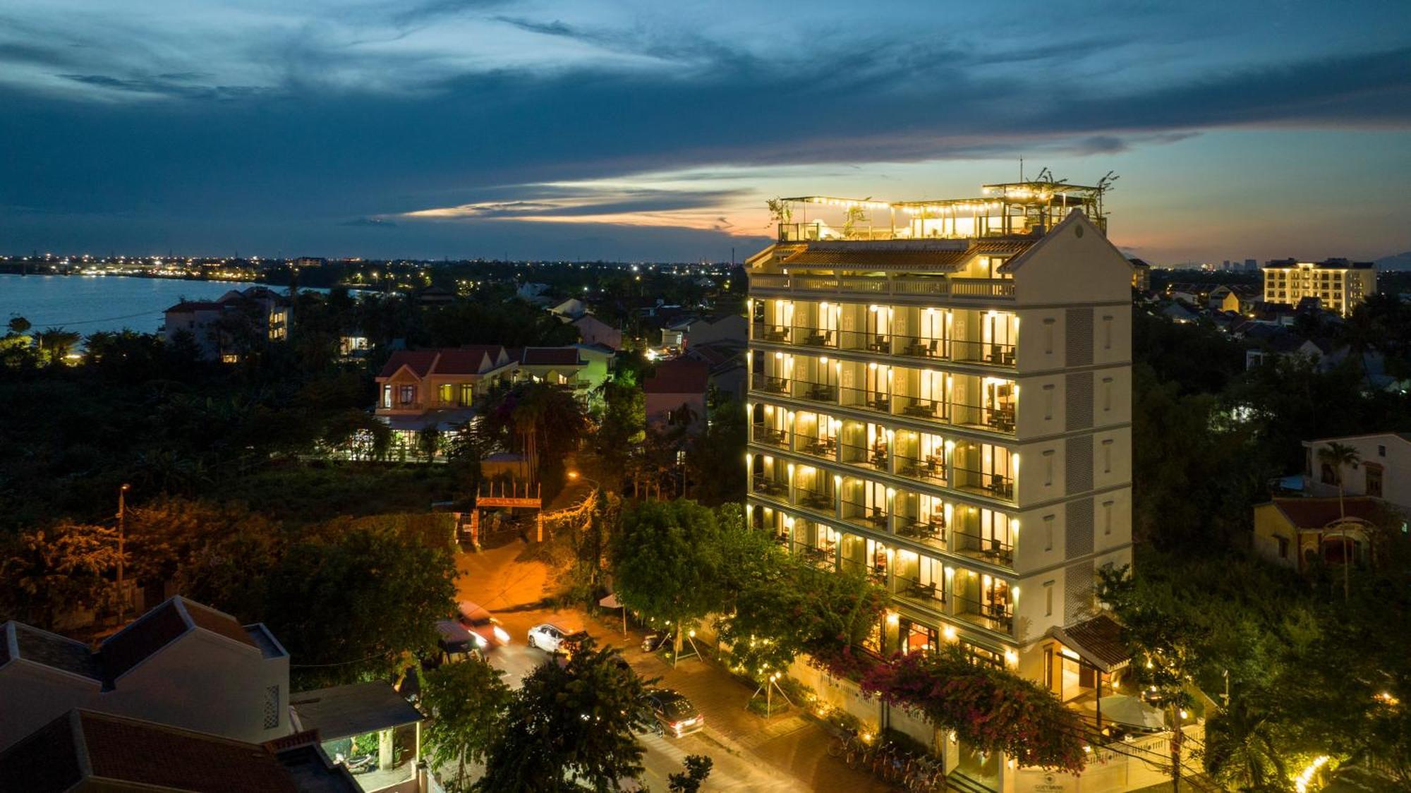 Cozy Savvy Boutique Hotel Hoi An Bagian luar foto The hotel at night