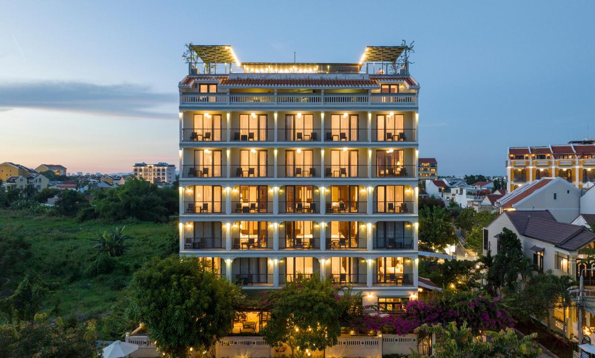 Cozy Savvy Boutique Hotel Hoi An Bagian luar foto The hotel at night