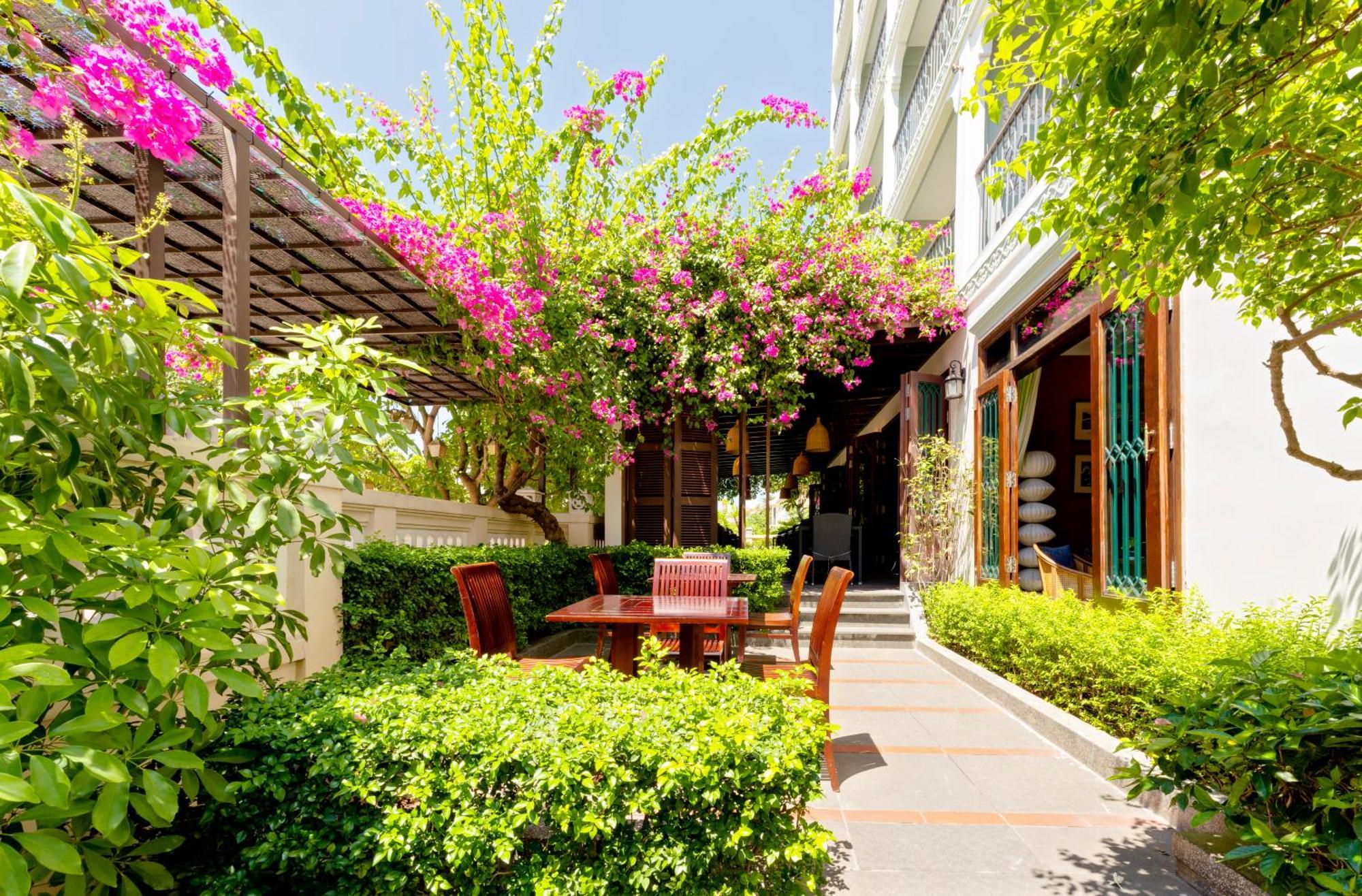 Cozy Savvy Boutique Hotel Hoi An Bagian luar foto A typical courtyard in the Old City