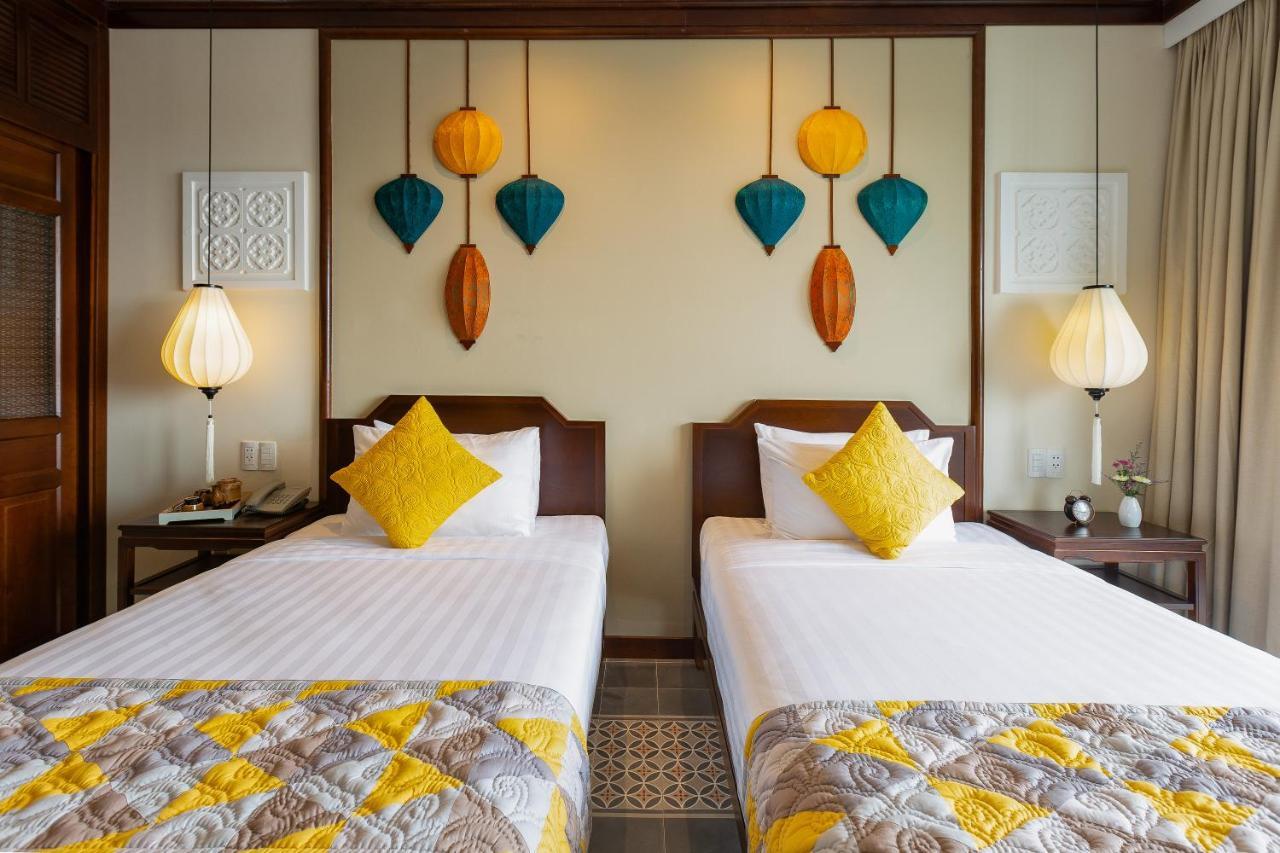 Cozy Savvy Boutique Hotel Hoi An Bagian luar foto Lanterns in a hotel room