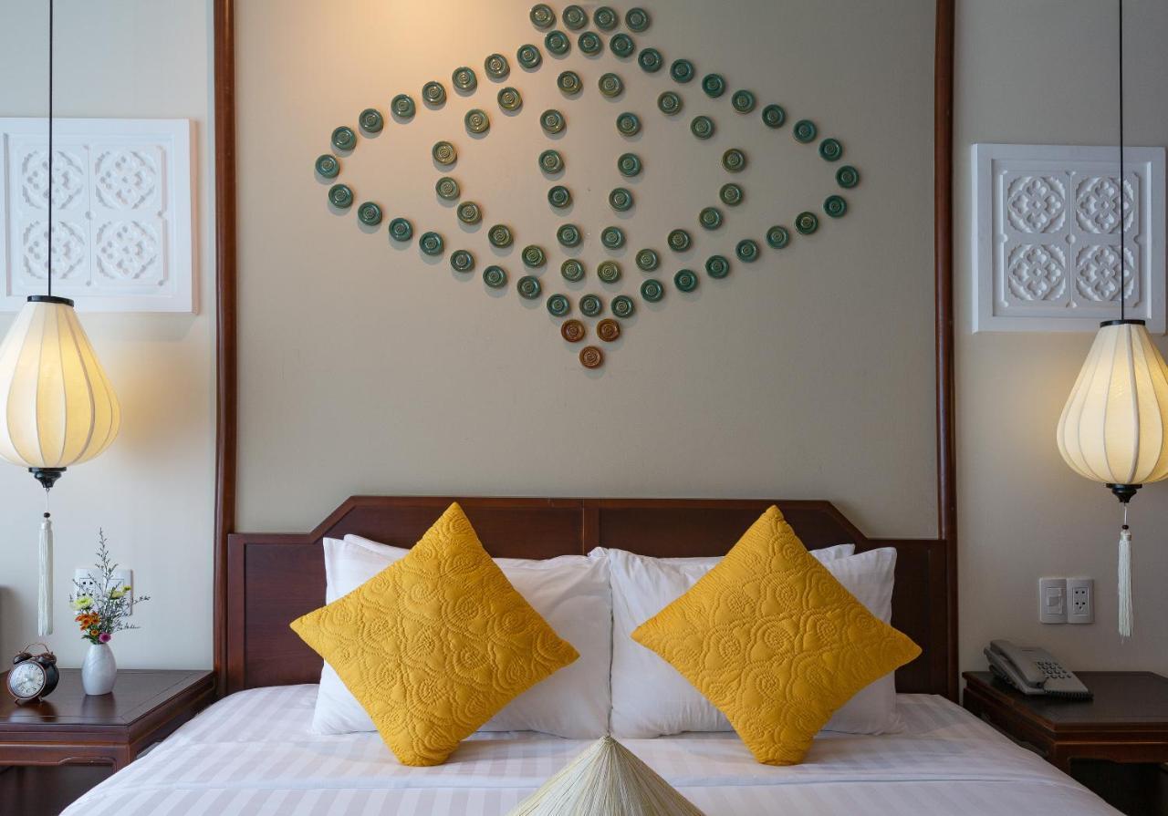 Cozy Savvy Boutique Hotel Hoi An Bagian luar foto A bedroom at the hotel