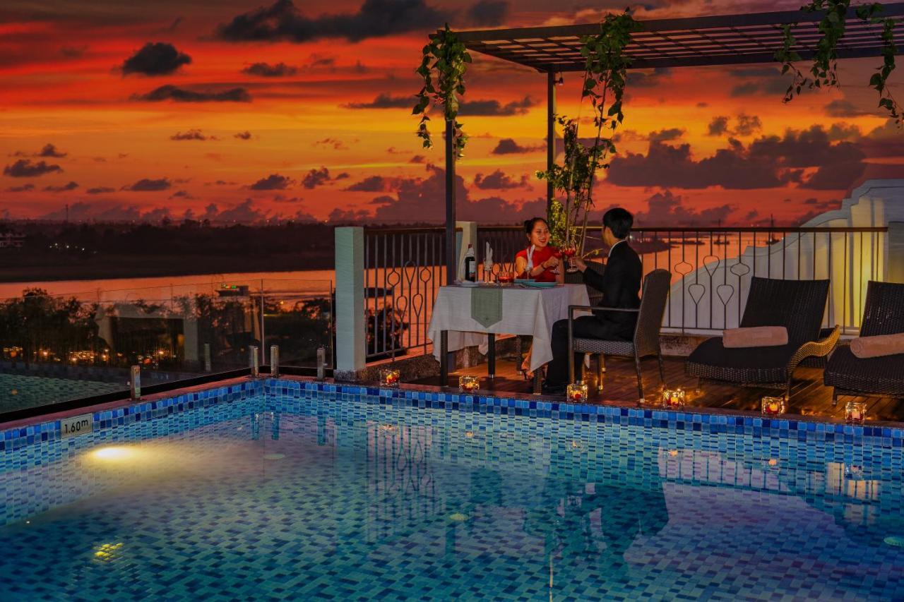 Cozy Savvy Boutique Hotel Hoi An Bagian luar foto Rooftop pool at the hotel