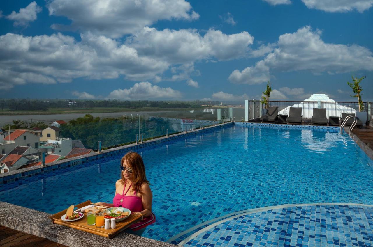 Cozy Savvy Boutique Hotel Hoi An Bagian luar foto Rooftop pool at the hotel