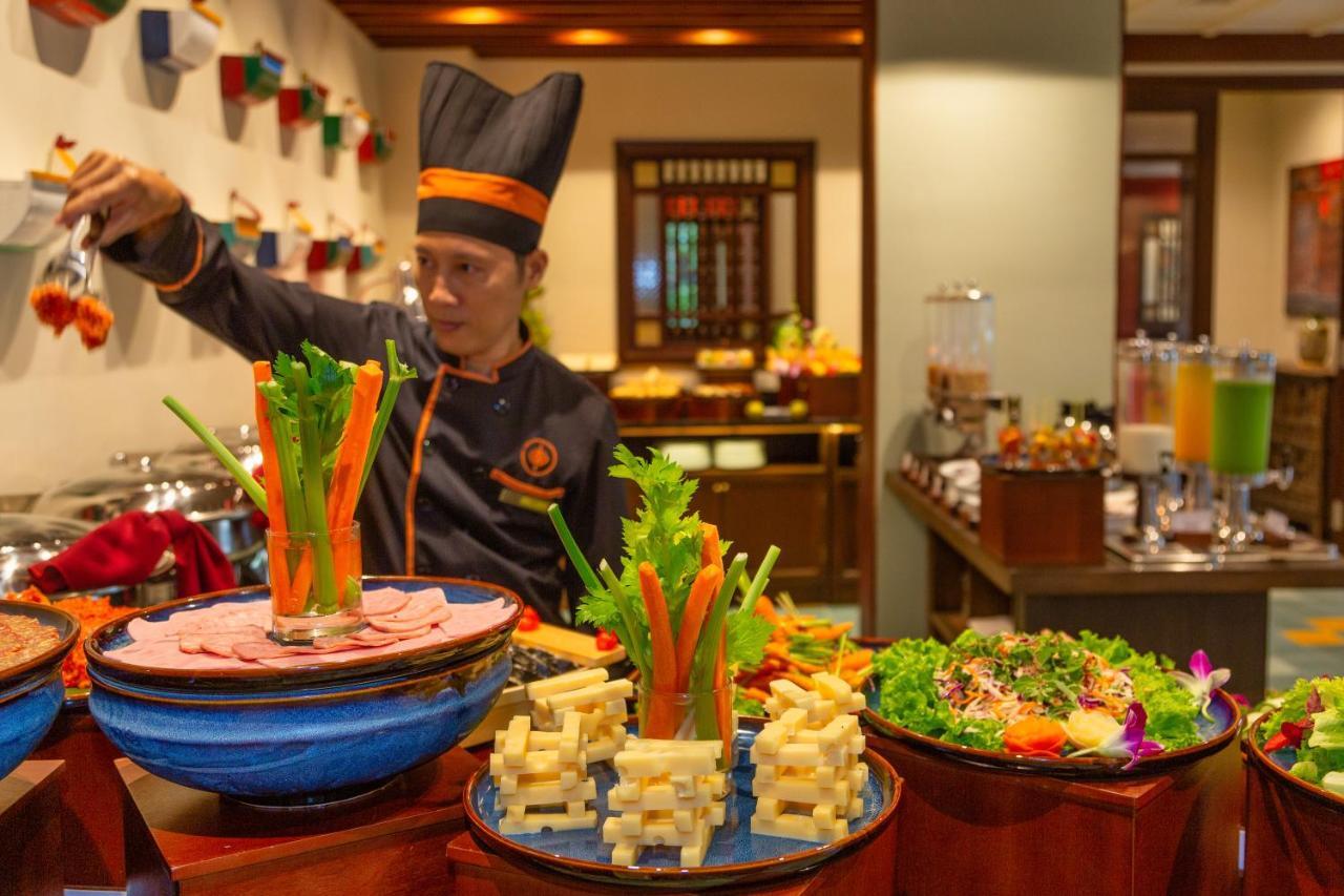 Cozy Savvy Boutique Hotel Hoi An Bagian luar foto A chef at work
