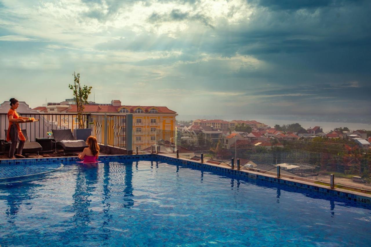 Cozy Savvy Boutique Hotel Hoi An Bagian luar foto Rooftop pool at the hotel