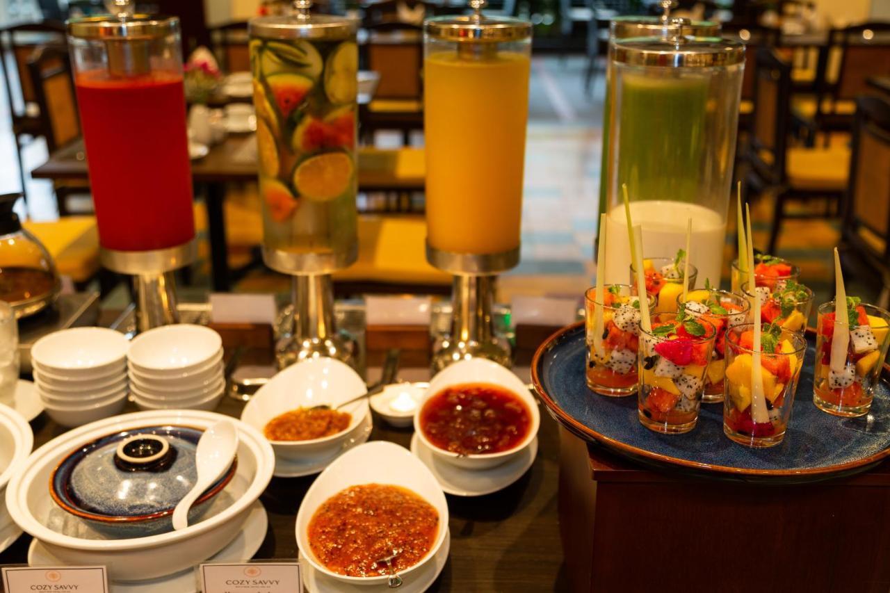 Cozy Savvy Boutique Hotel Hoi An Bagian luar foto A selection of fruit juices