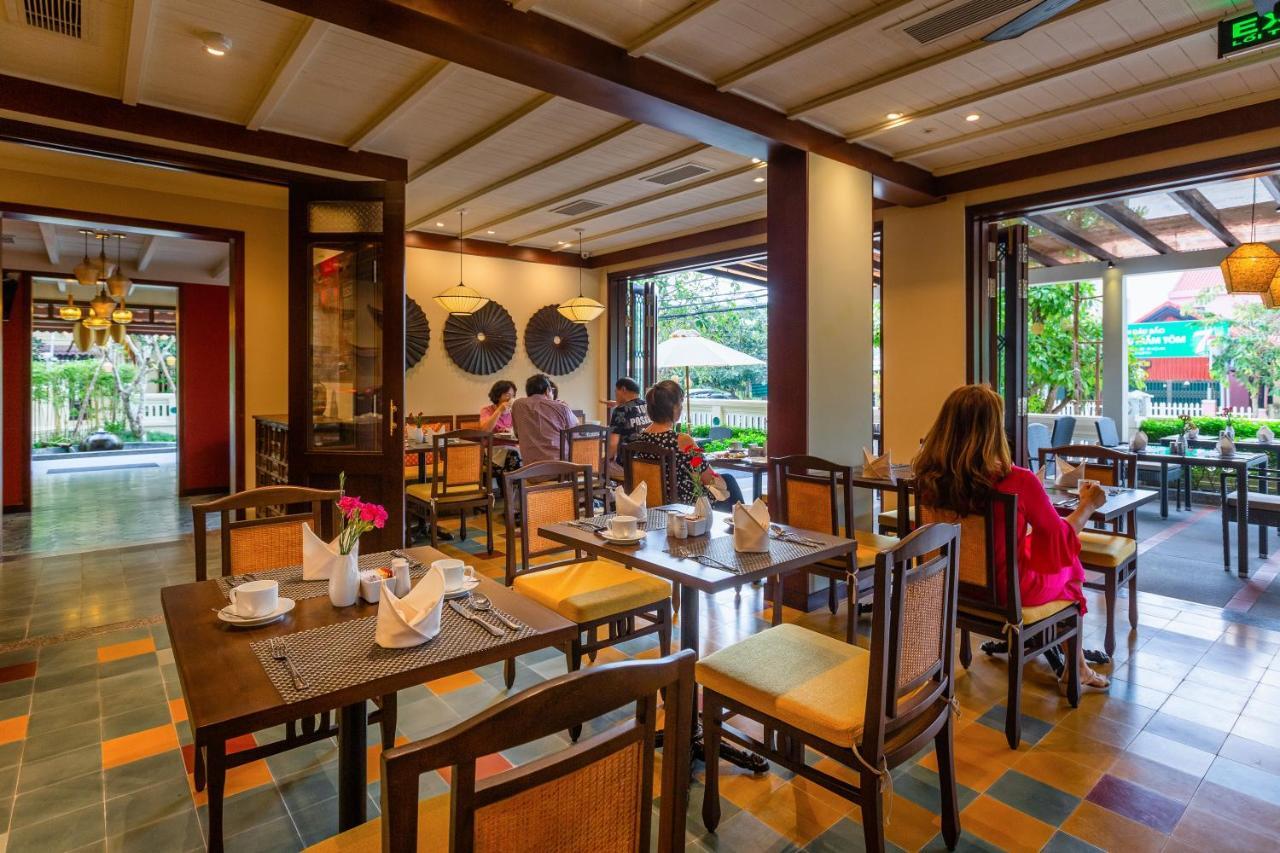 Cozy Savvy Boutique Hotel Hoi An Bagian luar foto The interior of the restaurant