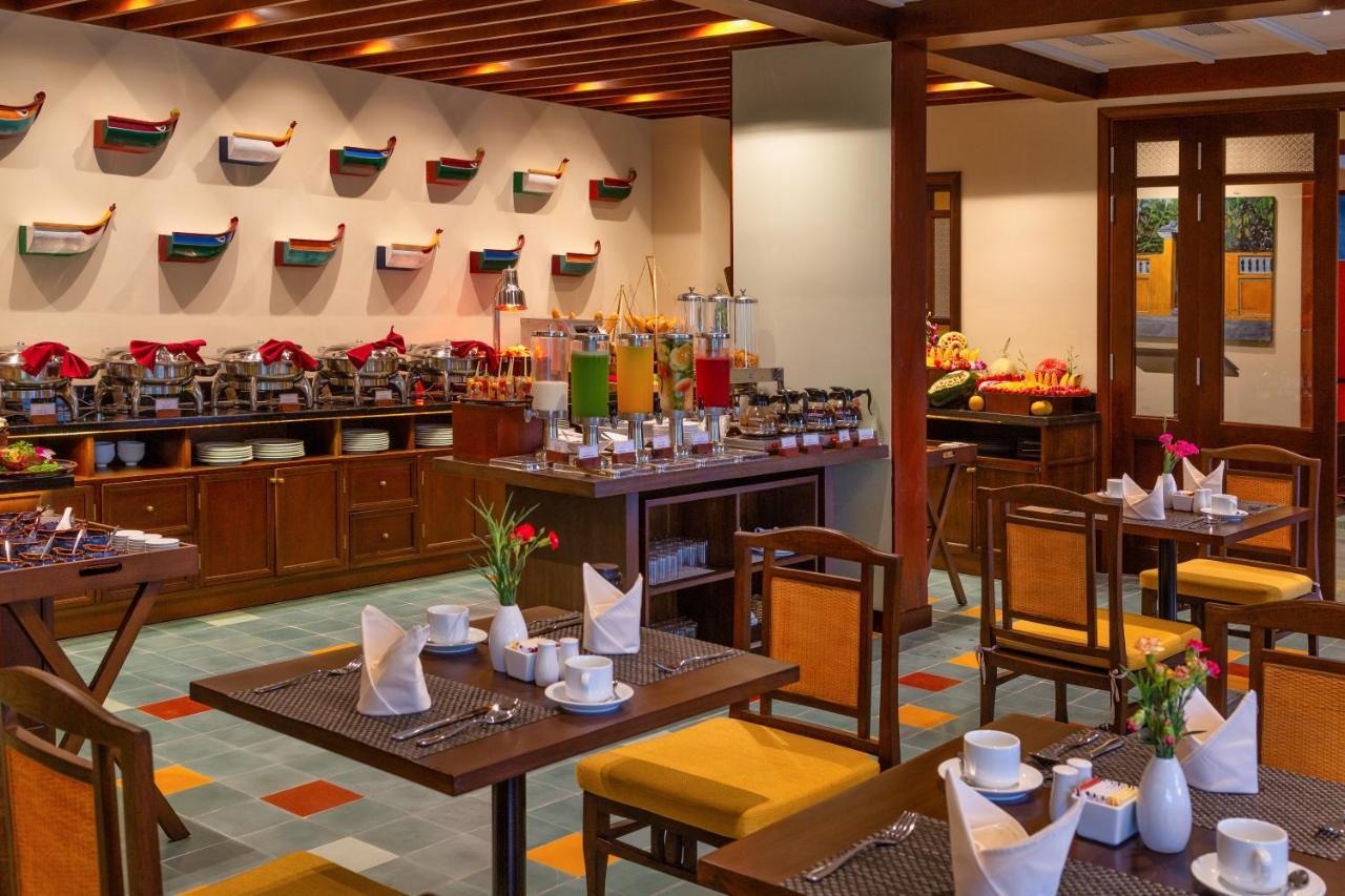 Cozy Savvy Boutique Hotel Hoi An Bagian luar foto The buffet at the hotel