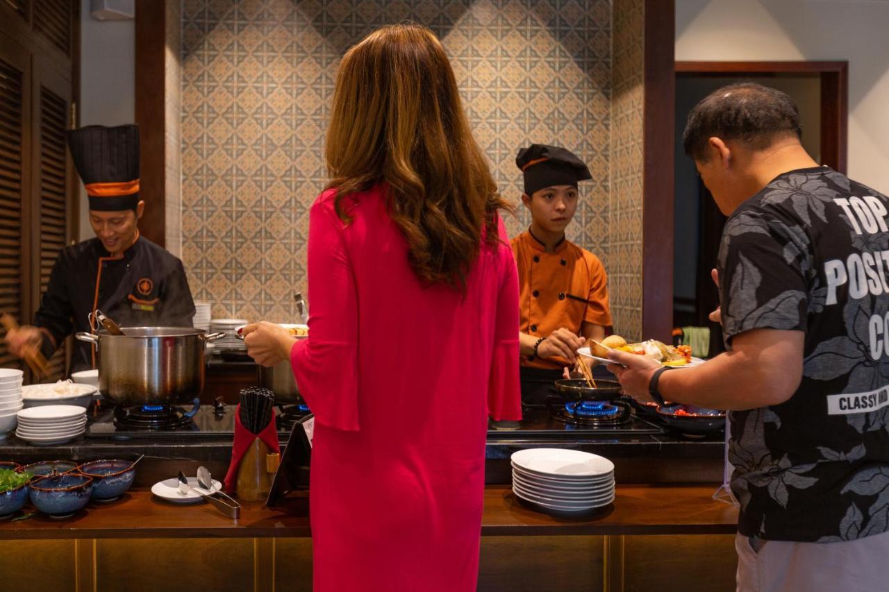 Cozy Savvy Boutique Hotel Hoi An Bagian luar foto A live kitchen at a hotel