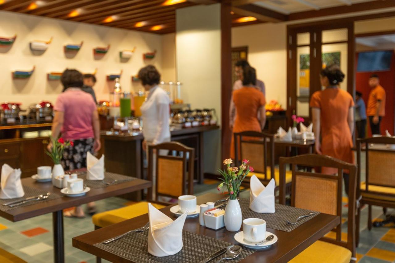 Cozy Savvy Boutique Hotel Hoi An Bagian luar foto The restaurant at the hotel