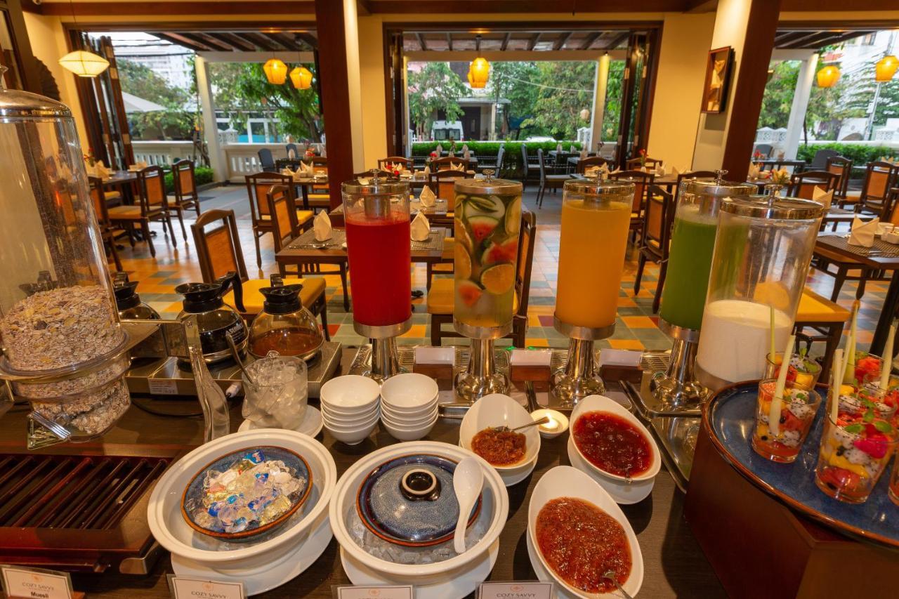 Cozy Savvy Boutique Hotel Hoi An Bagian luar foto A selection of juices at a buffet