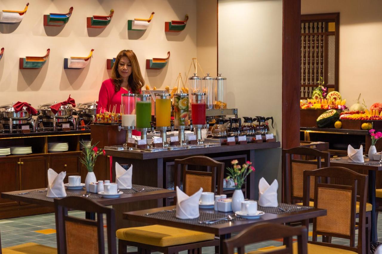 Cozy Savvy Boutique Hotel Hoi An Bagian luar foto The restaurant at the hotel