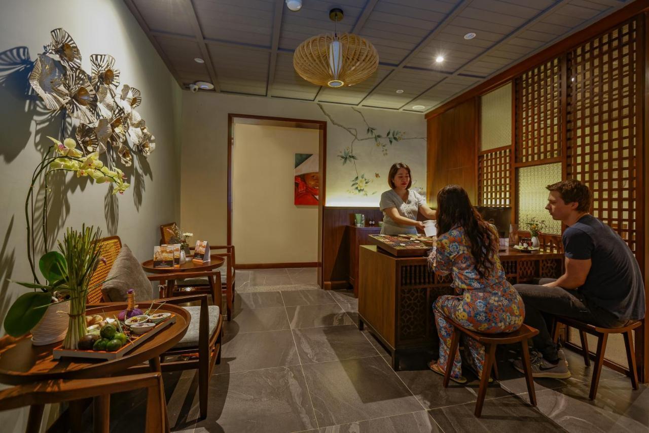 Cozy Savvy Boutique Hotel Hoi An Bagian luar foto Interior of a restaurant in Manila