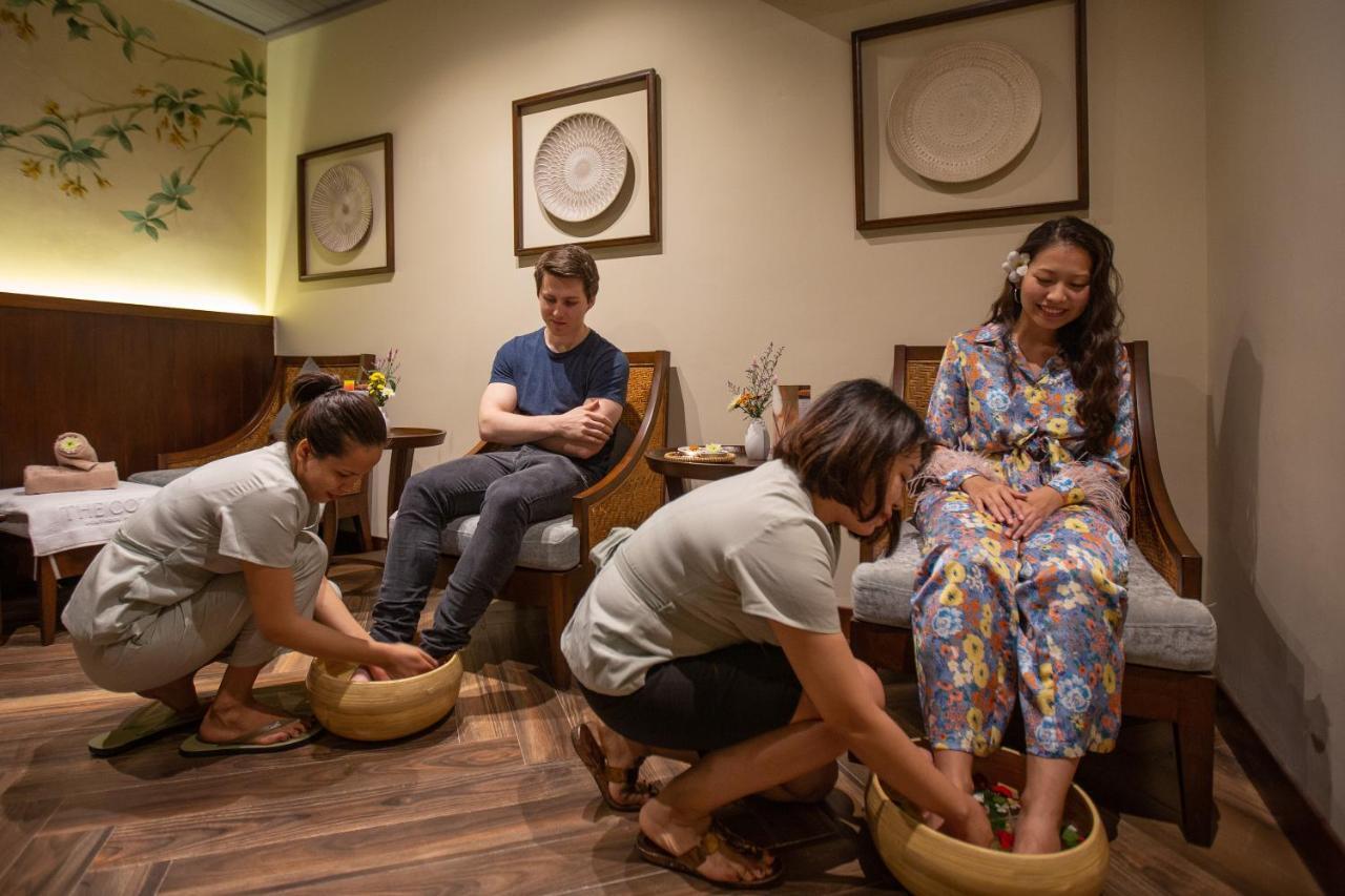 Cozy Savvy Boutique Hotel Hoi An Bagian luar foto Foot massage in a spa in Hong Kong