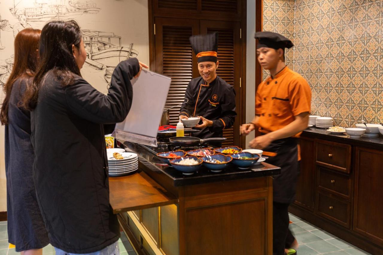 Cozy Savvy Boutique Hotel Hoi An Bagian luar foto A Thai chef at work