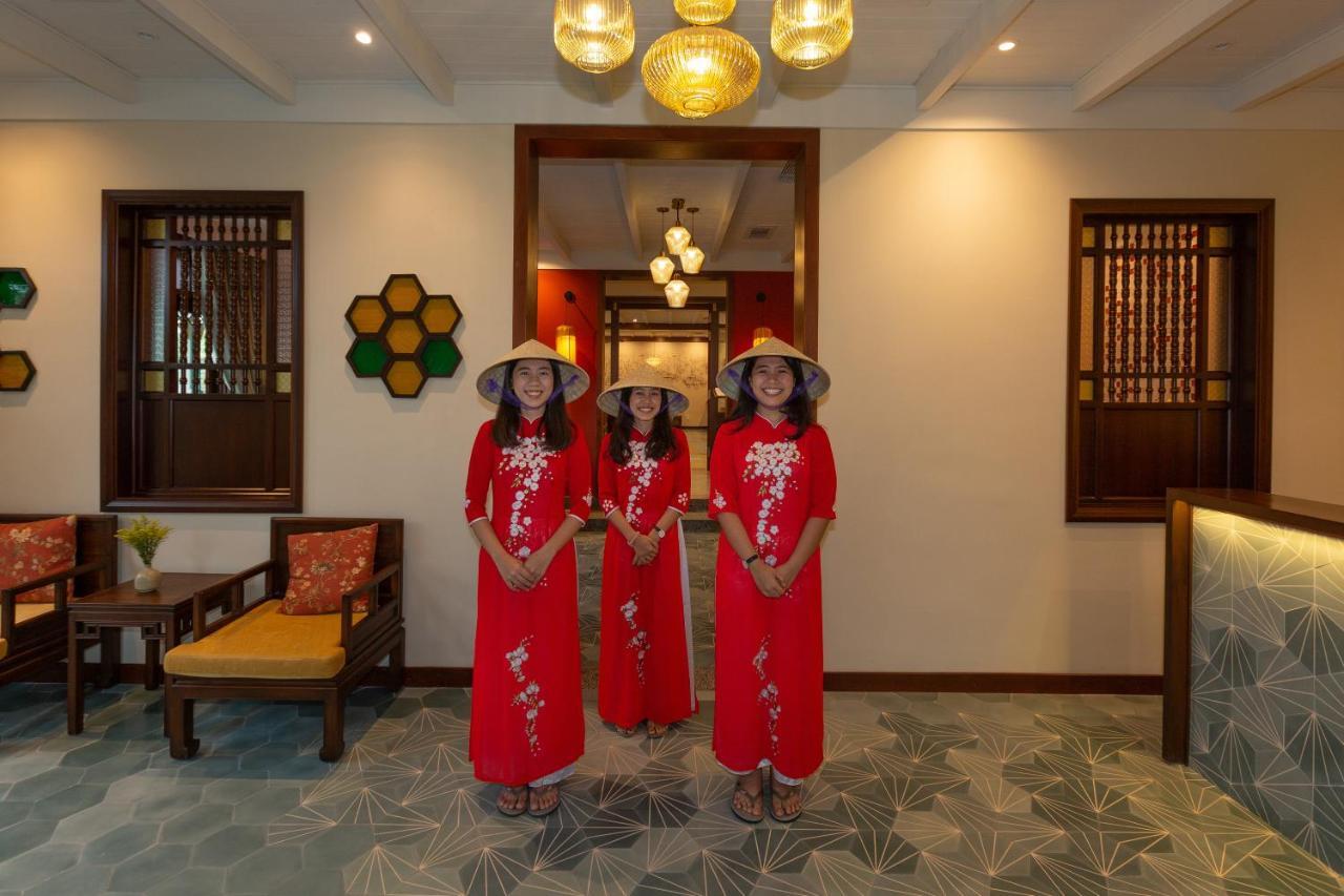 Cozy Savvy Boutique Hotel Hoi An Bagian luar foto Vietnamese women wearing the áo dài